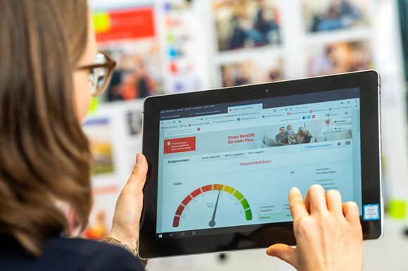 Auf einen Blick zeigt der "Tacho" der Budgetanalyse, ob sich das Haushaltsbudget im grünen oder roten Bereich befindet.