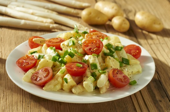 Leckere und frühlingshafte Variation: Warmer Spargelsalat mit Kirschtomaten und Kartoffeln.