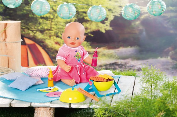Früh übt sich, was eine Grillmeisterin werden will: Mit der Babypuppe und dem richtigen Zubehör können Kinder beim Rollenspiel besonders kreativ sein.