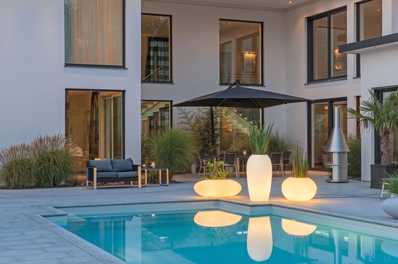 Ein Lichtermeer im eigenen Garten: Warmes, dimmbares LED-Licht sorgt für eine behagliche Atmosphäre.