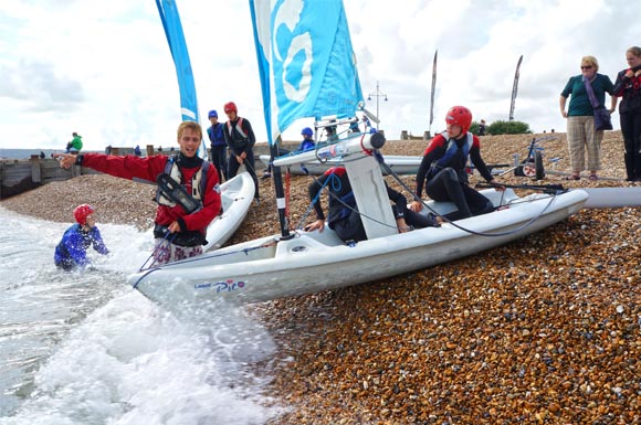 Im südenglischen Bexhill-on-Sea lernen Sprachschüler sogar das Segeln.