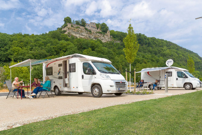Der Wohnmobilstellplatz befindet sich direkt unterhalb der Ruine Karlsburg auf der anderen Mainseite.
