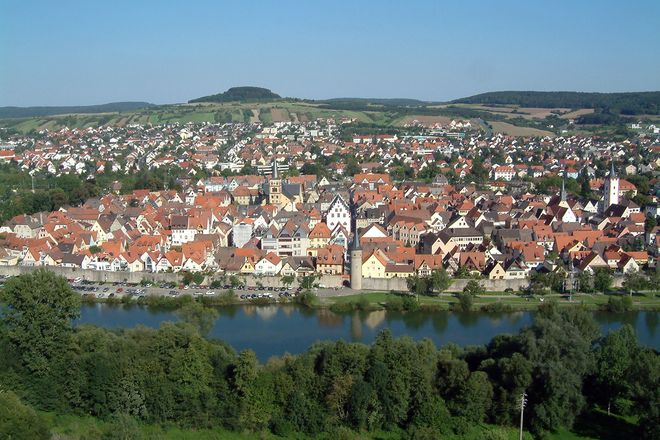 Blick von der Karlsburg auf der anderen Seite des Mains auf die idyllische Altstadt von Karlstadt.