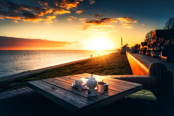 Nach dem Spaziergang am windigen Südstrand schmeckt der Ostfriesentee umso besser.