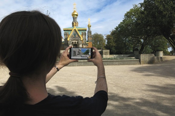 Die App "Mathildenhöhe Darmstadt" liefert geschichtliche Informationen zu den Gebäuden auf der Mathildenhöhe sowie historische Fotos.