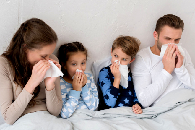 Erst die Kinder, dann die Eltern: Aus Schule oder Kita eingeschleppte Infekte erwischen oft die ganze Familie.