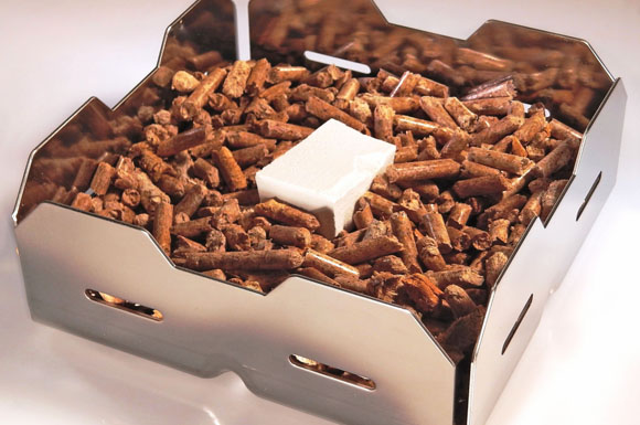 Eine Anzündhilfe, Holzpellets und etwas Kohle- oder Grillanzünder: Mehr braucht es nicht, um ein prasselndes Kaminfeuer zu entfachen.