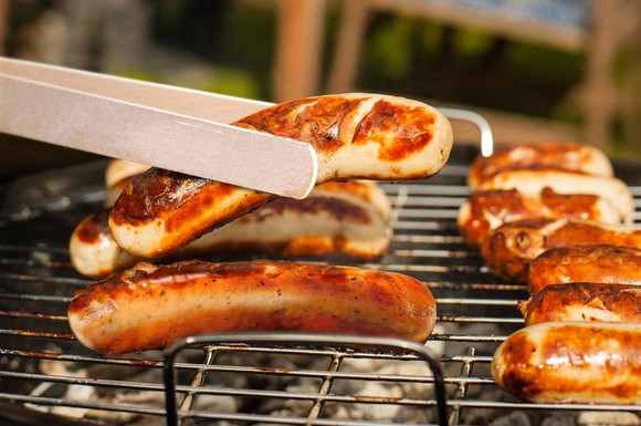 Grilltrends kommen und gehen - Bratwürste landen neben Steaks aber noch immer mit großem Abstand am häufigsten auf dem Rost.