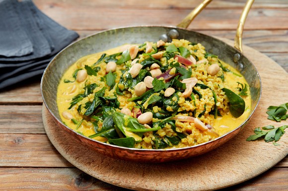 Oft unterschätzt: Erdnüsse gehören zu einer ausgewogenen Ernährung dazu, da sie viele für den Körper wertvolle Stoffe enthalten. Dem veganen Curry verleihen sie zusätzliche leckere Aromen.