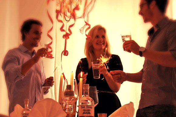 Prickelnder Abschluss des alten Jahres: Ein raffinierter Champagner-Gin-Cocktail sorgt für den passenden Genuss.