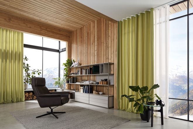 Zeitlose, hochwertige Designs, einheimische Hölzer und organische Stoffe kennzeichnen einen nachhaltigen Wohnstil.