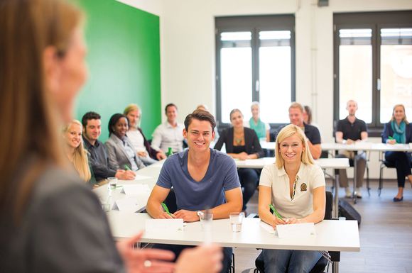 Beim Fernstudium gibt es neben dem eigenständigen Lernen aus Unterrichtsmaterialien auch einige Präsenztage im Klassenraum.