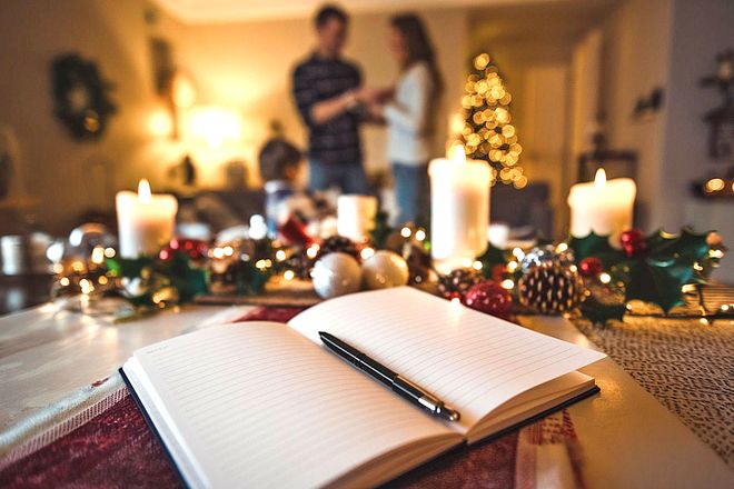 Eine To-do-Liste hilft, den Überblick zu behalten und reduziert Stress in der Vorweihnachtszeit.