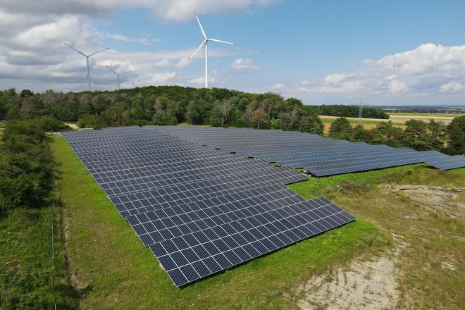 Bei niedriger Stromnachfrage und hohem Angebot aus Sonnen- und Windenergie sind die B&ouml;rsenstrompreise niedrig. Nutzerinnen und Nutzer eines dynamischen Stromtarifs k&ouml;nnen davon direkt profitieren.