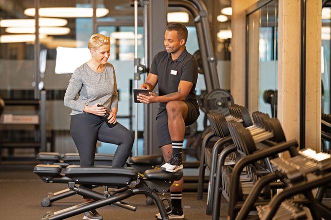 Wer trainiert, möchte dabei gut betreut sein: Fachkräften bieten sich in der Fitness- und Gesundheitsbranche sehr gute berufliche Perspektiven.