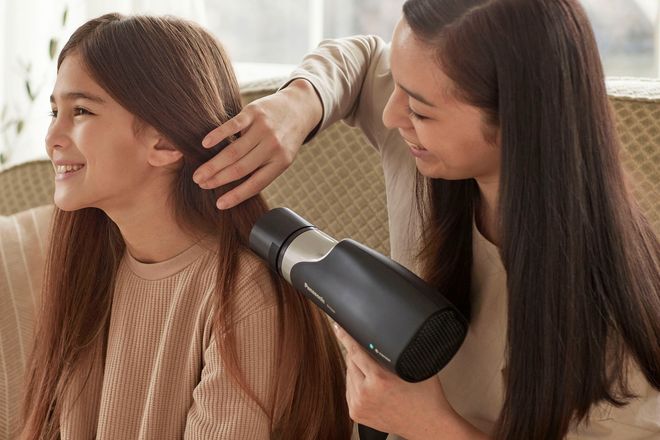 Beim Haarstyling entscheidet allein der persönliche Geschmack. Verschiedene Aufsätze für den Haartrockner helfen dabei.