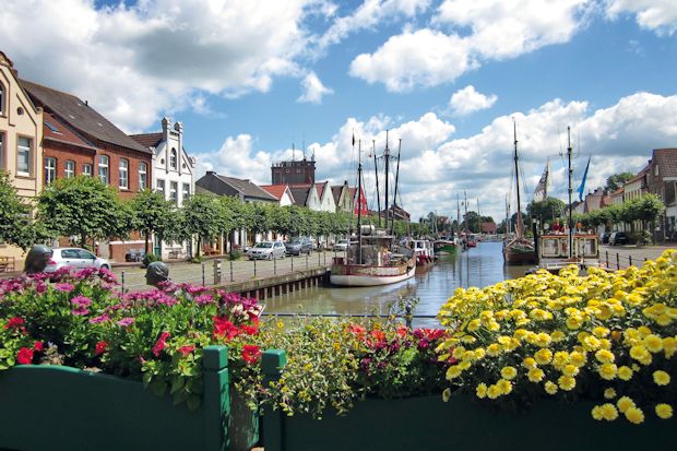 Die typisch ostfriesische Idylle vermittelt beispielsweise der malerische Hafen von Weener.