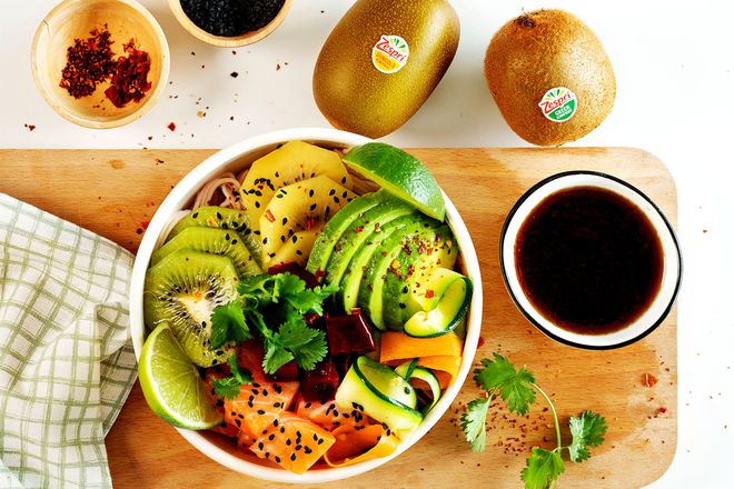 In der Poke Bowl mit Kiwis, Nudeln, Lachs und Ponzu-Sauce sind sowohl die traditionellen grünen Früchte als auch ihre Schwestern mit dem leuchtend-gelben Fruchtfleisch enthalten.