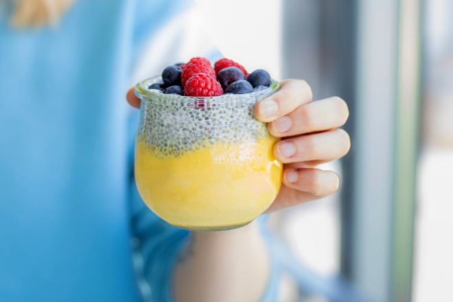Mit kreativen Rezeptideen werden aus einer Kugel Eis leckere Desserts oder Frühstücksalternativen wie dieser Chia-Pudding mit fruchtigem Mango-Eis.