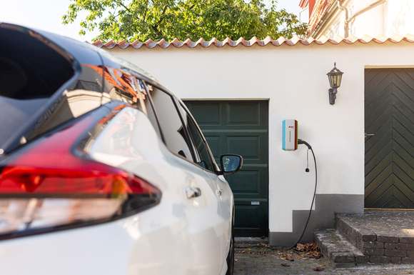 Mit einer Wallbox an der heimischen Garage kann man das Elektroauto über Nacht aufladen. Wichtig ist es, diese Ladestation vorher beim Netzbetreiber anzumelden.