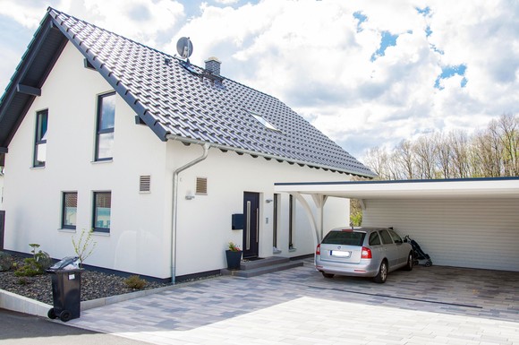 Wenn das nächste Auto ein Elektromobil oder ein Hybrid werden soll, lohnt es sich schon heute, ein Carport mit integriertem Solardach zu planen.