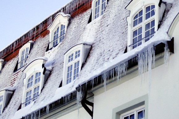 Eiszapfen können zum gefährlichen Wurfgeschoss für Passanten werden. Mit einer Dachrinnenheizung lassen sie sich vermeiden.