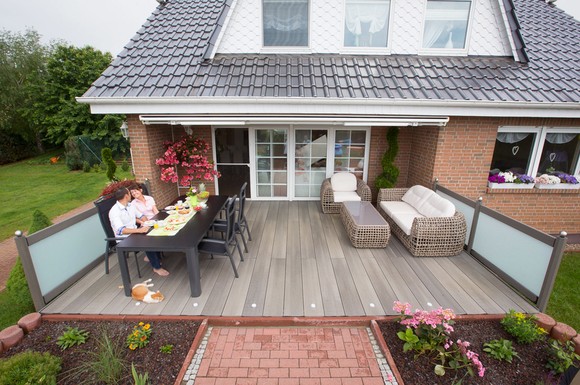 Mit ihrer natürlichen Signierung verleihen Terrassendielen aus Holz-Verbundwerkstoffen jedem Garten einen individuellen Look.