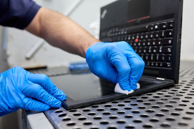 Bei der General&uuml;berholung eines Laptops wird auch eine gr&uuml;ndliche Reinigung vorgenommen.