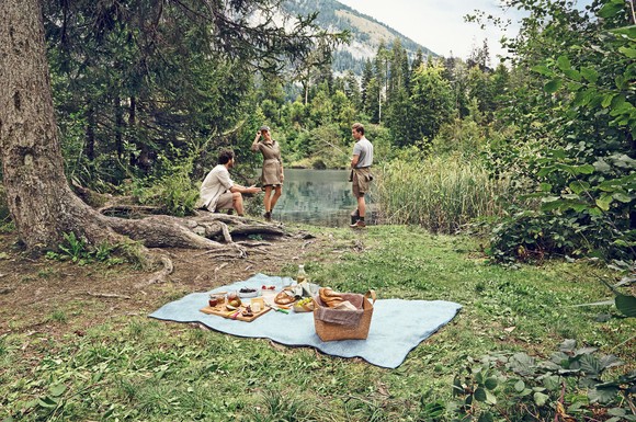 An einem idyllischen Plätzchen die Natur genießen und sich mit mitgebrachten Snacks stärken: Picknick ist ein Freizeitspaß für die ganze Familie.