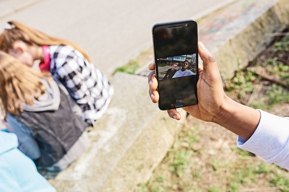 Trotz Smartphone sollte genügend Zeit für Schule, Freunde und Hobbys bleiben.