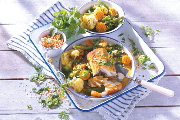 Mit den richtigen Kniffen lässt sich Fisch ganz einfach filetieren. Eine raffinierte Rezeptidee ist Kabeljau "indisch" auf Currygemüse.