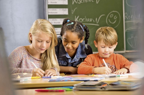 Die Schule hat wieder begonnen. Mit einem neuen Stifte-Set kann man den Kids jetzt eine Freude machen.