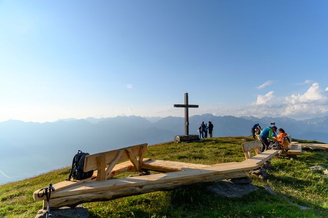 Die 55 Meter lange Zirbenbank auf dem Schartenkogel ist ein beliebtes Ausflugsziel &ndash; Weitblick inklusive.