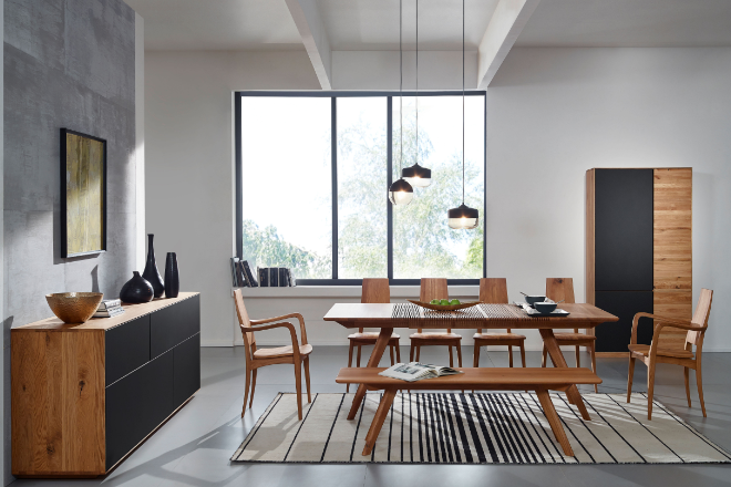 Wer genügend Platz hat, kann einen eigenen Essbereich einrichten. Sideboard und Kommoden bieten viel Platz für Geschirr und Co.