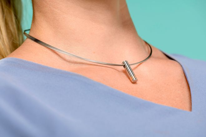 Erinnerungsschmuck als Anhänger einer Halskette: In einer Kammer können Haare oder Asche des Verstorbenen eingeschlossen sein.
