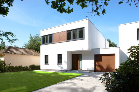 Nachhaltiger und designorientierter Entwurf zugleich: Architektur im Stil der klassischen Moderne und hocheffiziente Anlagen zur Nutzung von Sonnenenergie vereint dieses Ziegelhaus.