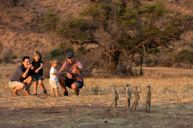 W&auml;hrend einer gemeinsamen Safari in einem privaten Wildreservat wie dem Tswalu Kalahari, wo erfahrene Ranger kindgerechtes Wissen &uuml;ber das Spurenlesen vermitteln, entstehen generationen&uuml;bergreifende Erinnerungen, die den neuen Standard f&uuml;r hochwertige Familienreisen definieren.