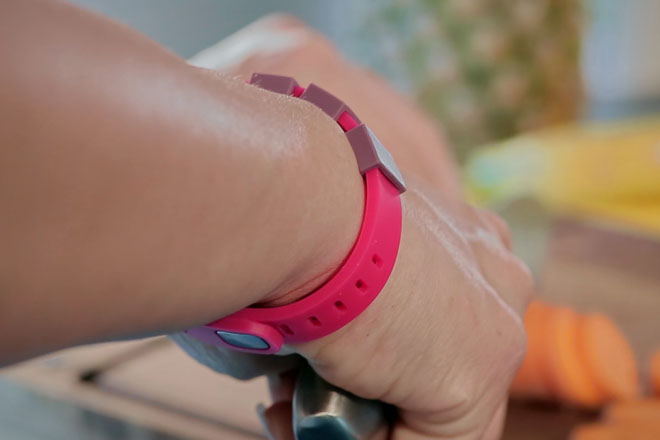 Mopusher ist ein Motivations-Band, das gegen den Strom der Digitalisierung schwimmt. Das robuste Silikonarmband kommt mit kleinen Belohnungs-Steinchen, welche dem Träger auf einfache Art und Weise seine persönlichen Ziele visualisieren.