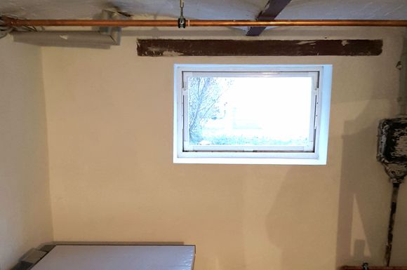 Gegen Feuchtigkeit sanierte und gestrichene Kellerwand.