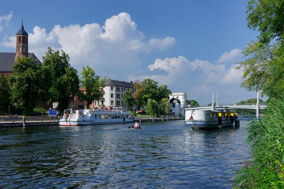 Boote auf dem Weg zur Jahrtausendbrücke, die die Verbindung zwischen Alt- und Neustadt darstellt.
