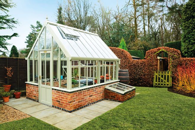 Moderne Gewächshäuser sind filigrane Schmuckstücke für jeden Garten.