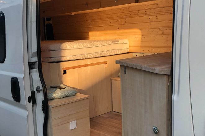 Interessant ist der Umbau etwa eines Transporters in ein Campingmobil auch für Leute, die kein passendes Wohnmobil finden und ihre ganz individuellen Vorstellungen verwirklichen wollen.