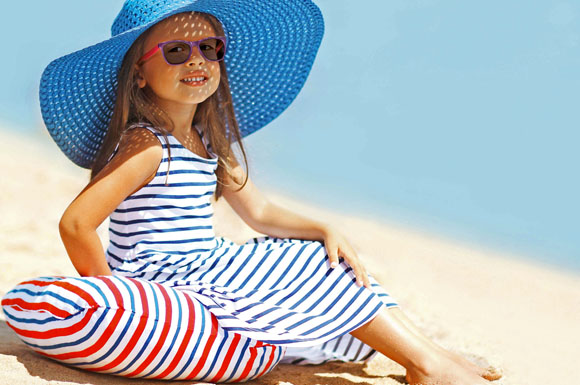 Im Gegensatz zu Sonnencreme oder schützender Kleidung sind Sonnenbrillen bei Kindern immer noch nicht selbstverständlich.