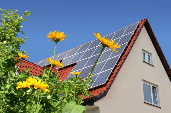 Bei hohen Immobilienpreisen sind eine gute Energiebilanz und damit geringere Energiekosten relevante Kriterien für Mieter und Käufer. Damit bleibt auch die eigene Stromproduktion mit einer Solaranlage auf dem Dach und einem Stromspeicher im Keller interessant.