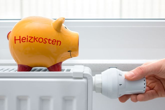 Wer sich dafür entscheidet, die heimische Heizung mit einer Solarthermieanlage auf dem Dach zu unterstützen, bekommt bis zu 25 bis 40 Prozent der anfallenden Kosten vom Staat zurück.