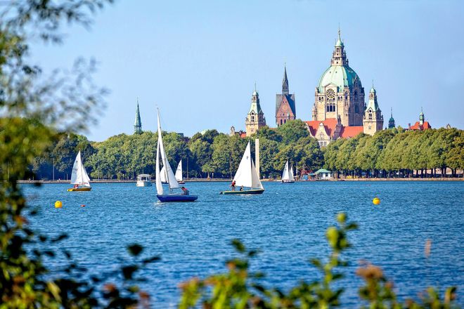 Bootfahren mit Blick auf Rathauskuppel und Marktkirche: Der Maschsee liegt mitten in Hannover.