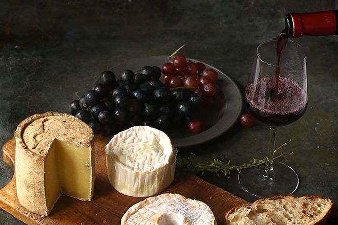 Eine Käseauswahl und dazu ein feiner Rotwein - mehr ist nicht nötig für genussvolle Stunden.