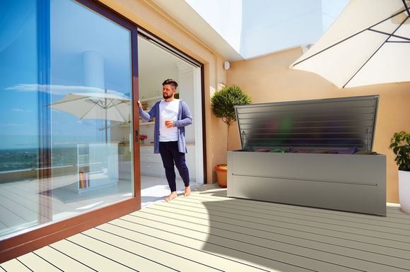 Hier findet alles seinen Platz: Wetterfeste und robuste Boxen aus Stahl sorgen auf Terrasse und Balkon für Ordnung.