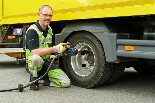 Bei Lkw-Reifenpannen ist schnelle Hilfe gefragt, um lange Stillstände zu vermeiden. Mobile Reifenmonteure sind dazu bundesweit im Einsatz.