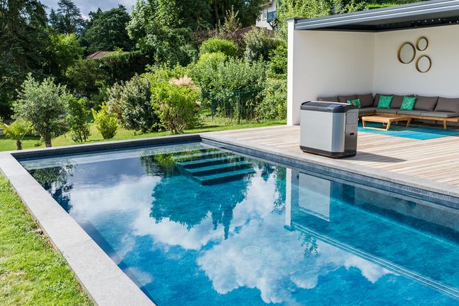 An einem kristallklaren Pool im eigenen Garten kommt echte Ferienstimmung auf, auch wenn man nicht verreist.